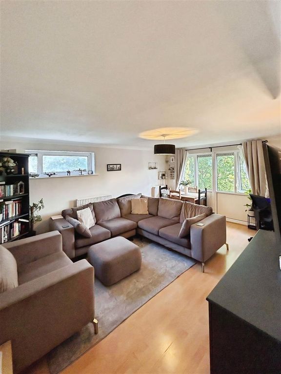 Property photo 3 of 15 Lounge