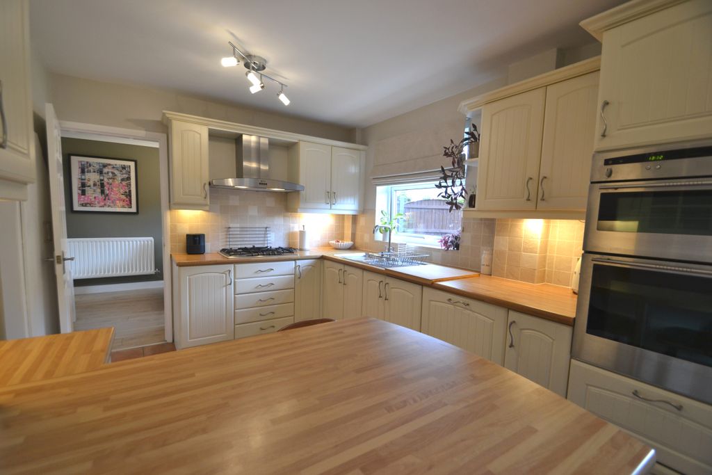 Property photo 3 of 18 Kitchen