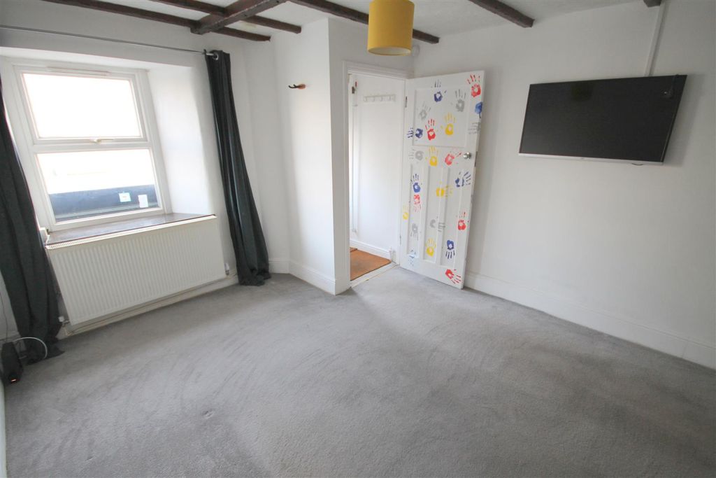 Property photo 3 of 18 Cs Lounge iii.Jpg