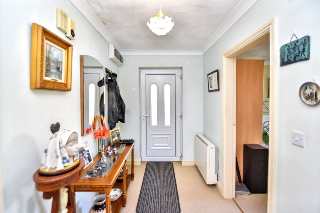 Property photo 3 of 11 Entrance Hall