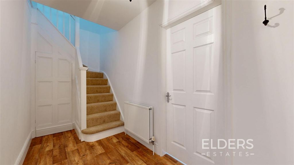 Property photo 3 of 22 Entrance Hall