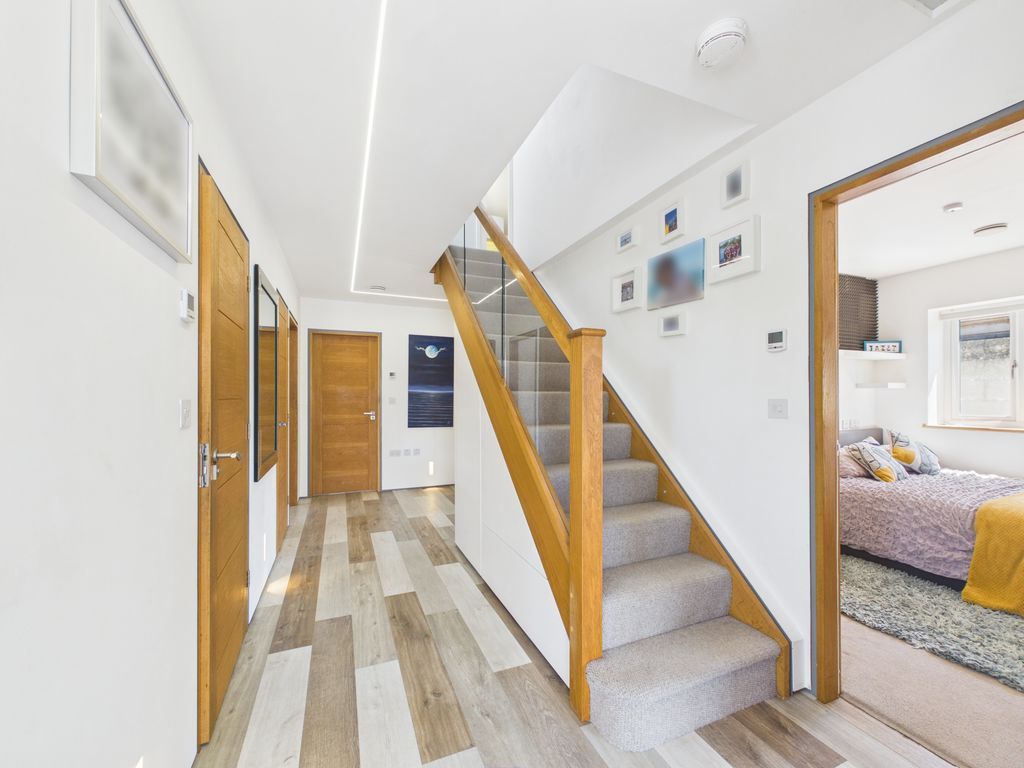 Property photo 3 of 14 Hallway