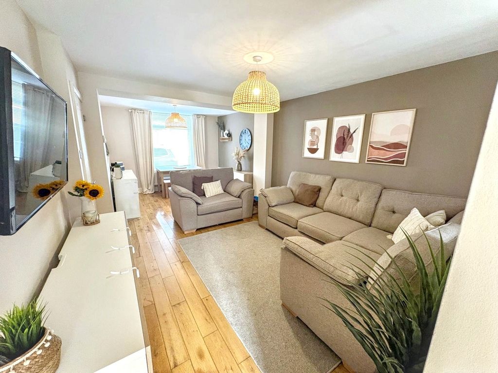 Property photo 2 of 17 Lounge