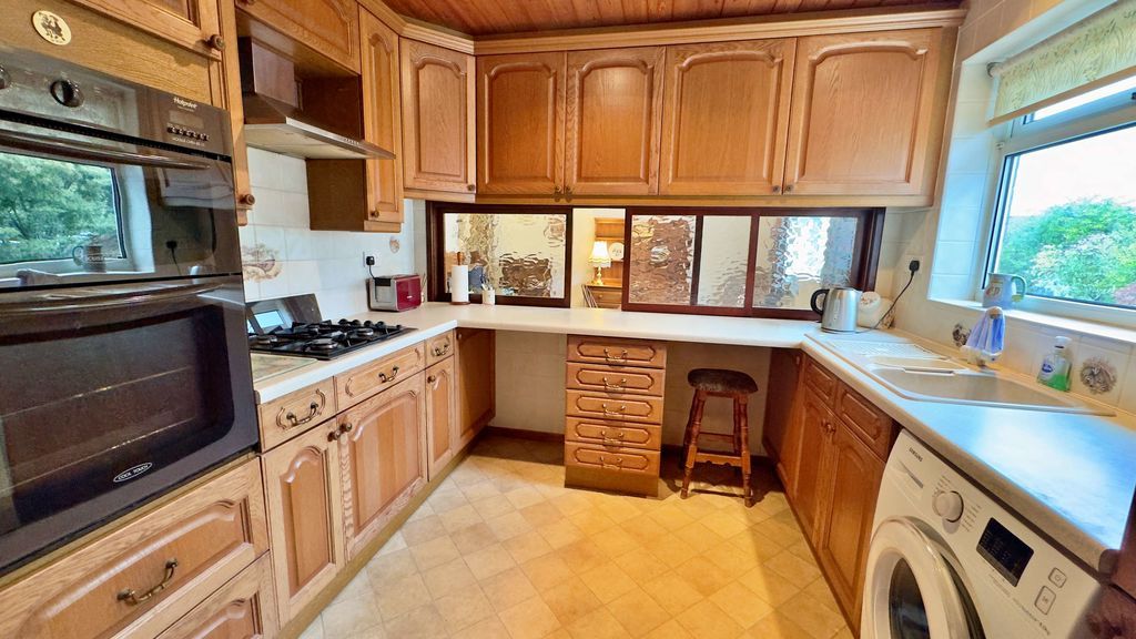 Property photo 3 of 17 Photo 6