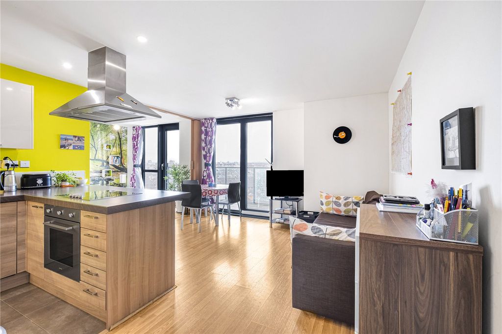 Property photo 1 of 11 Kitchen/Reception