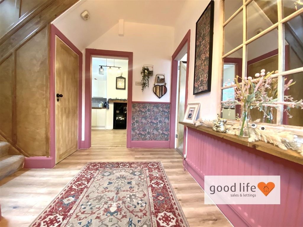 Property photo 2 of 32 20251010_102017833_Ios8Thornholmeclose.Jpg