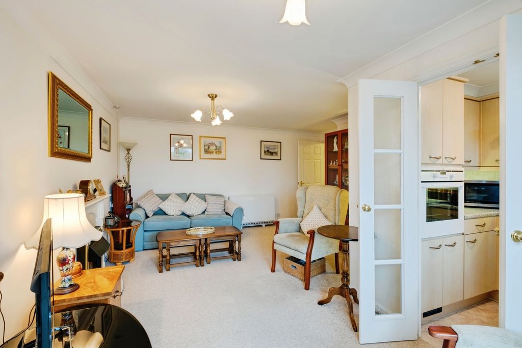Property photo 3 of 11 Lounge