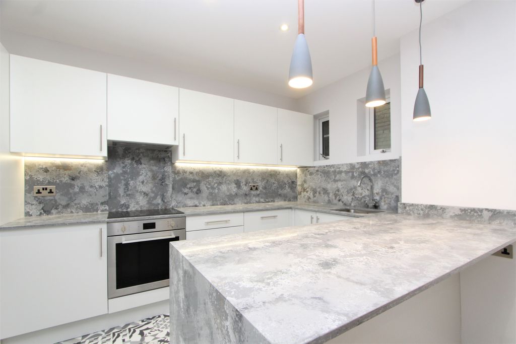 Property photo 3 of 11 Photo 04