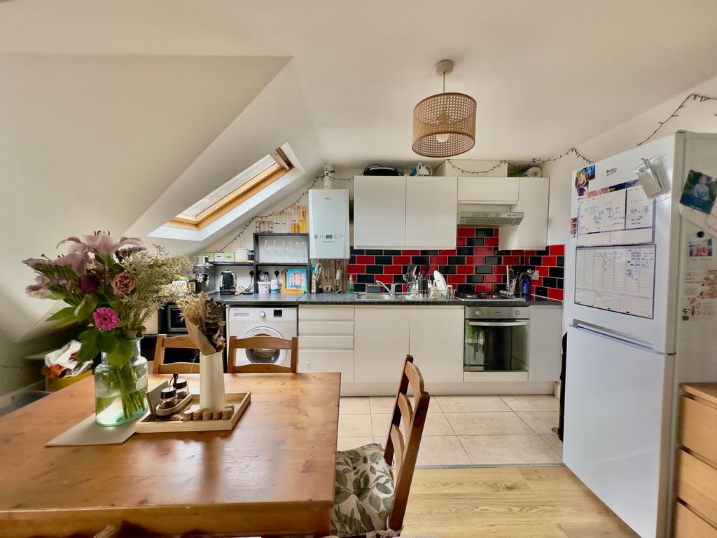 Property photo 1 of 10 2 Bed Flat For Rent - Lucien Road, Tooting, London, Sw17