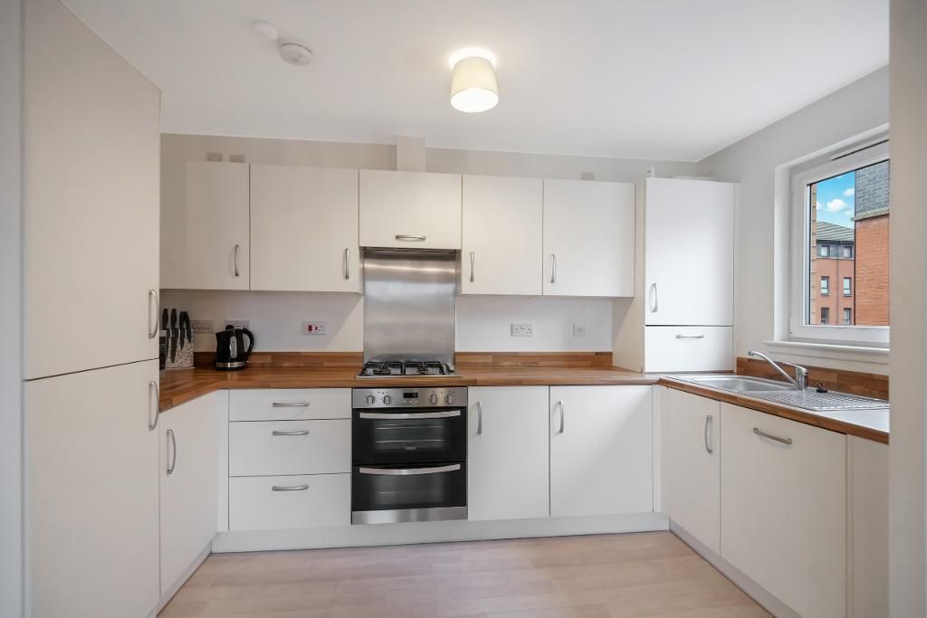 Property photo 3 of 19 Living Room/ Kitchen