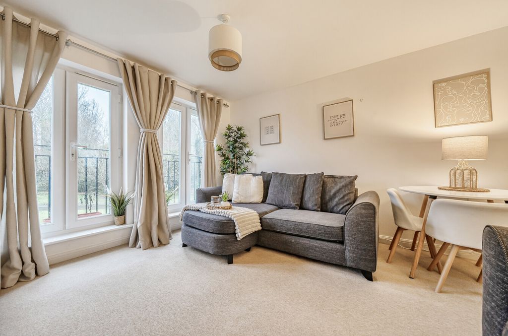 Property photo 2 of 19 1400953-17-696916...