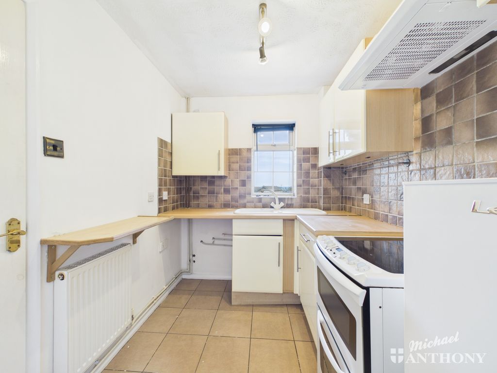 Property photo 3 of 10 Kitchen