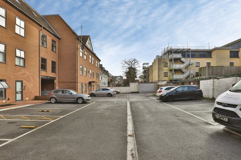 Property photo 2 of 11 Off-Road Parking