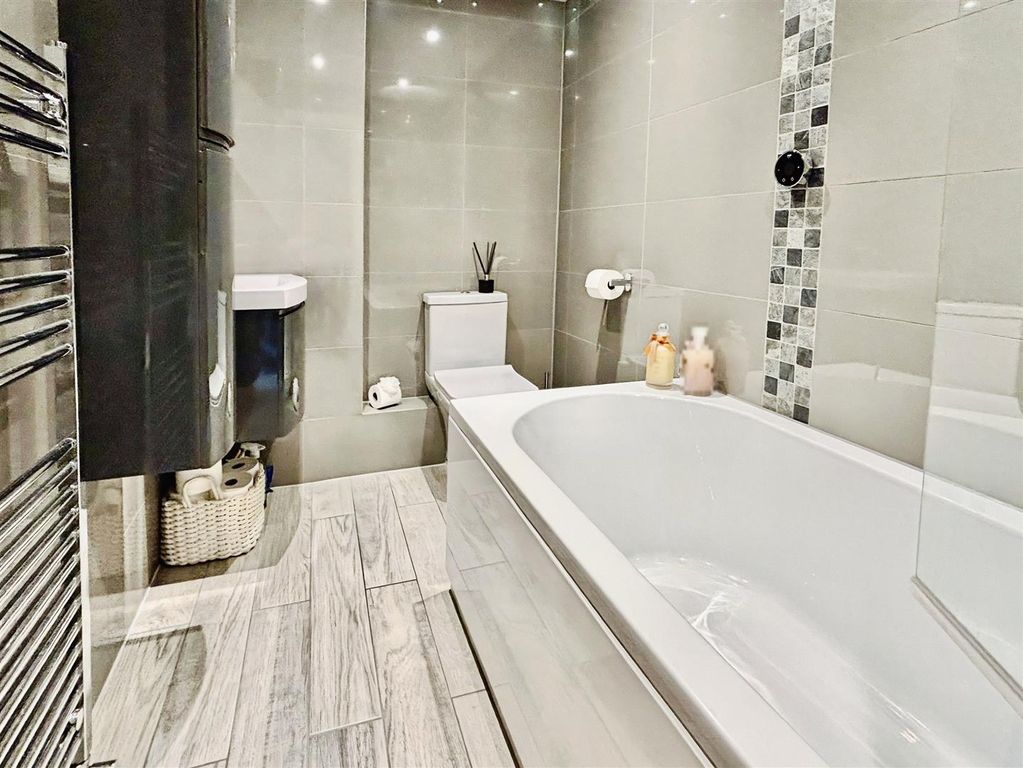 Property photo 3 of 16 Bathroom W/C