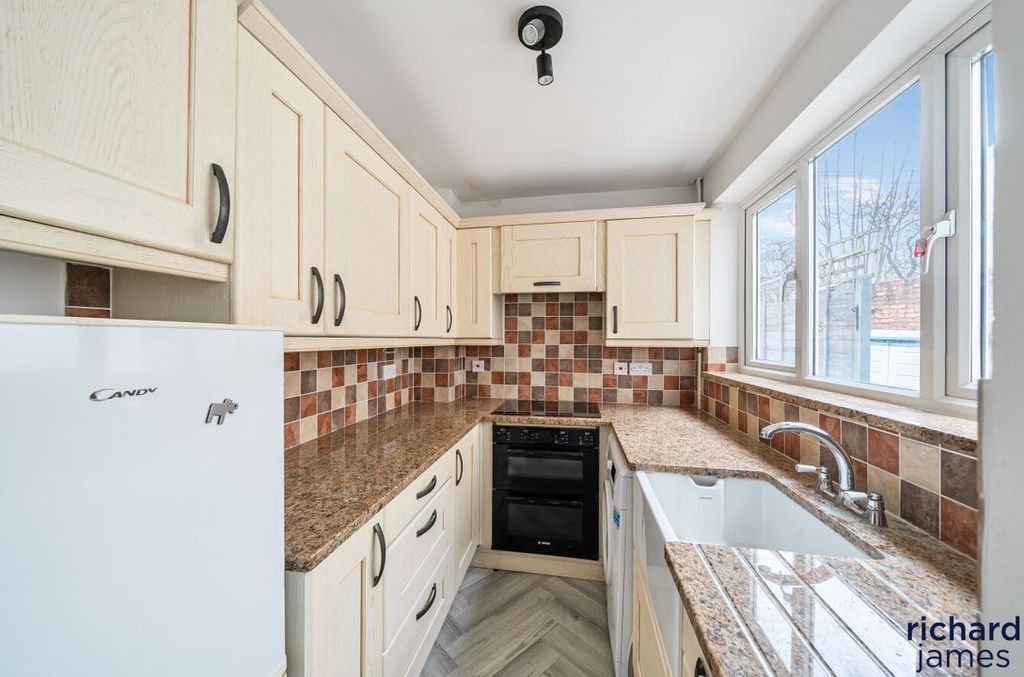 Property photo 3 of 11 E34c88dc27Be458982362Bd19607Ac16