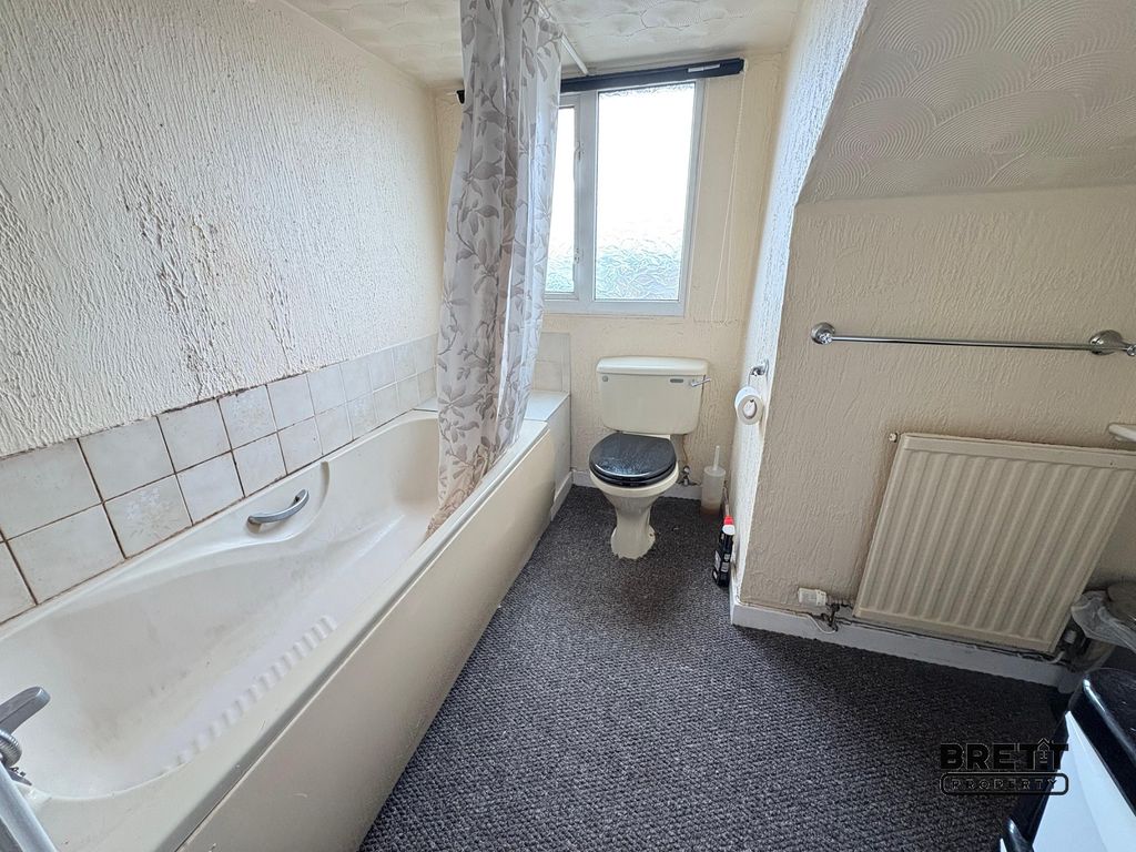 Additional image 6 of 2 bed flat to rentFlat 7 Edinburgh House, 95 Queen Street, Pembroke Dock, Pembrokeshire. SA72