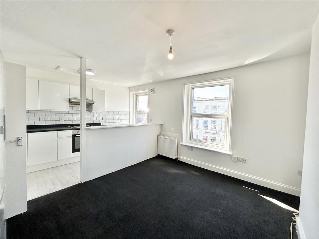 Property photo 1 of 13 F4 Living Room