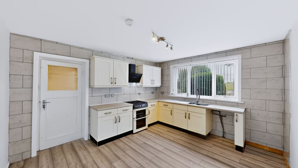 Property photo 3 of 31 Kitchen