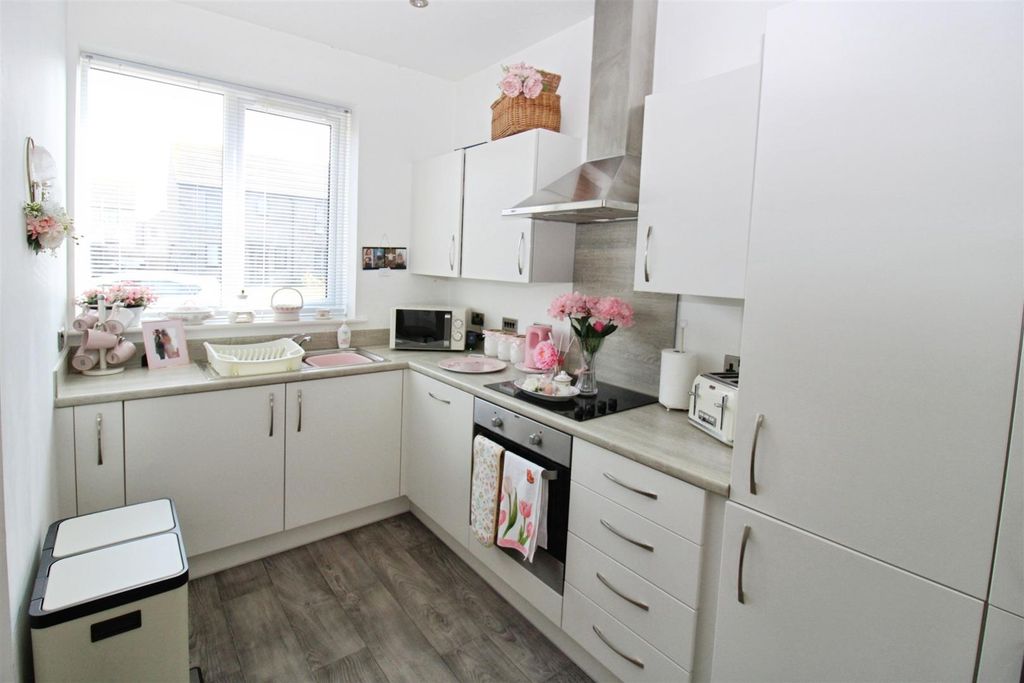 Property photo 3 of 16 Fitted Kitchen