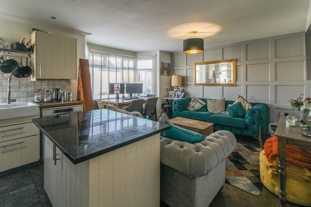 Property photo 1 of 10 Living Room