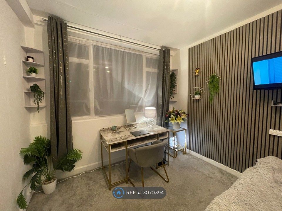 Property photo 3 of 30 Desk And Huge Windows