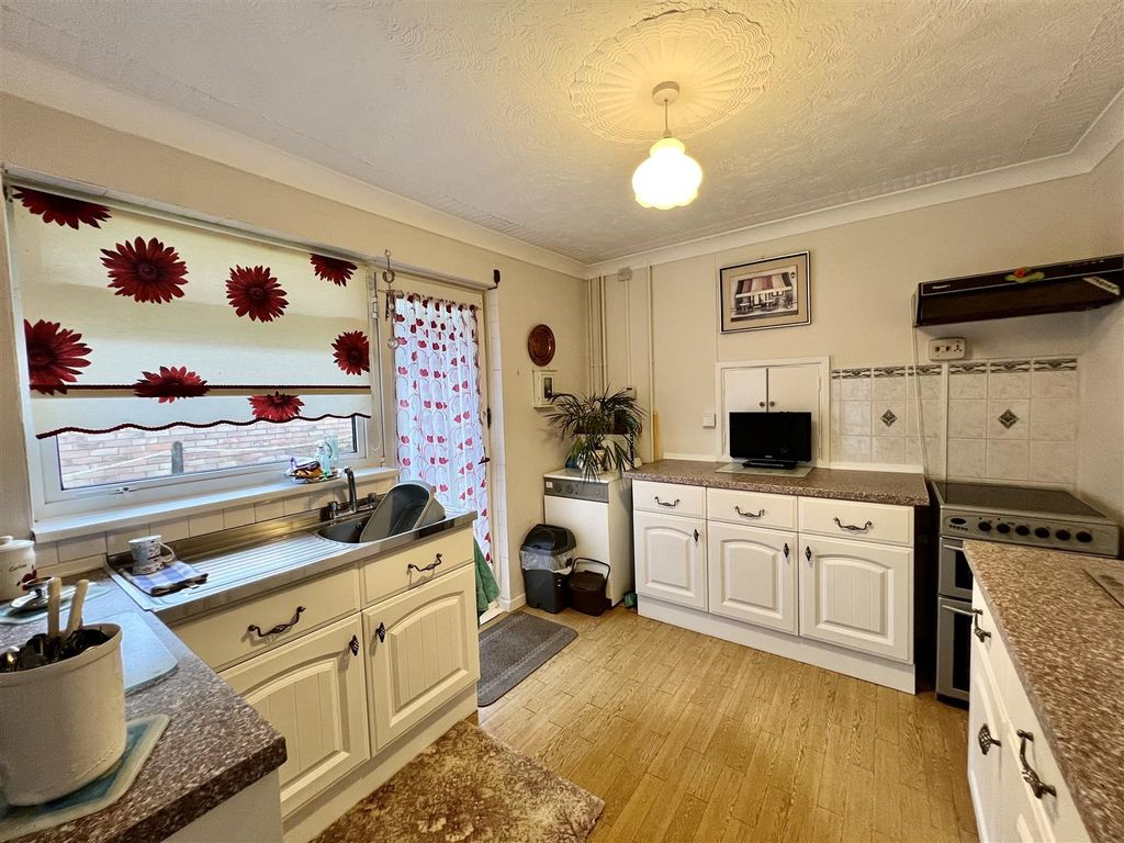 Property photo 3 of 15 Kitchen