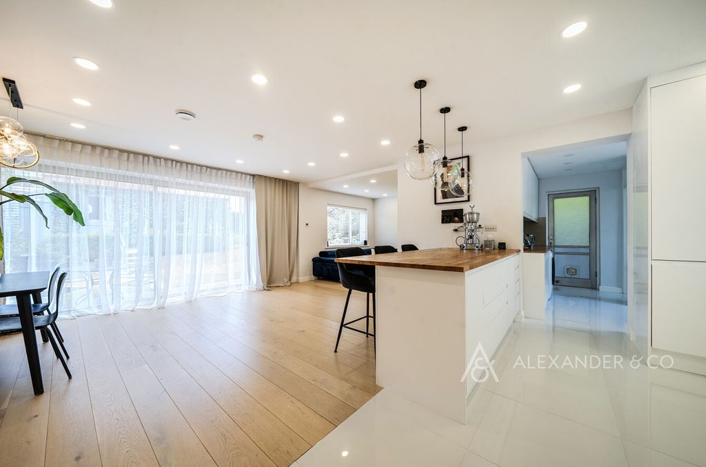 Property photo 2 of 19 cd8Cf17F-B8d5-465...