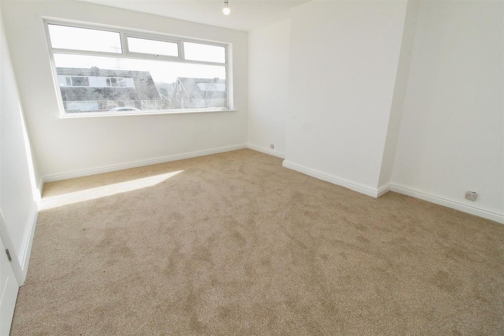 Property photo 2 of 16 Lounge