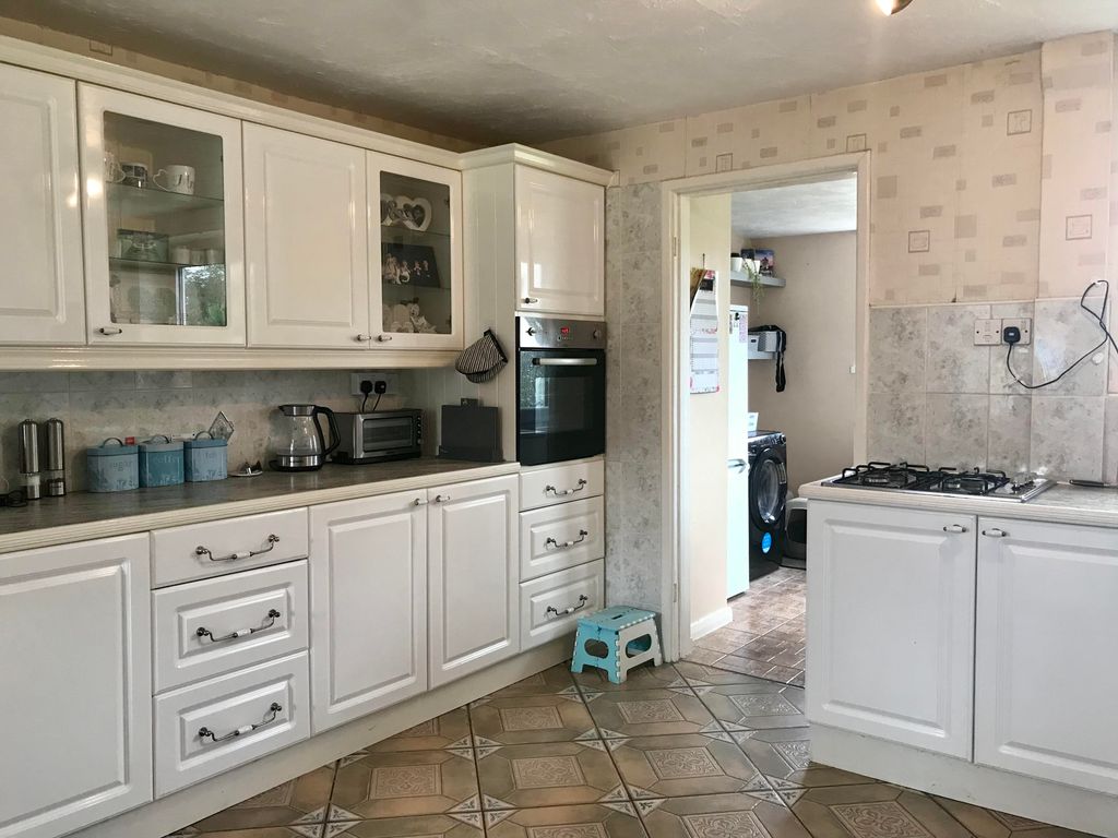 Property photo 2 of 9 Kitchen