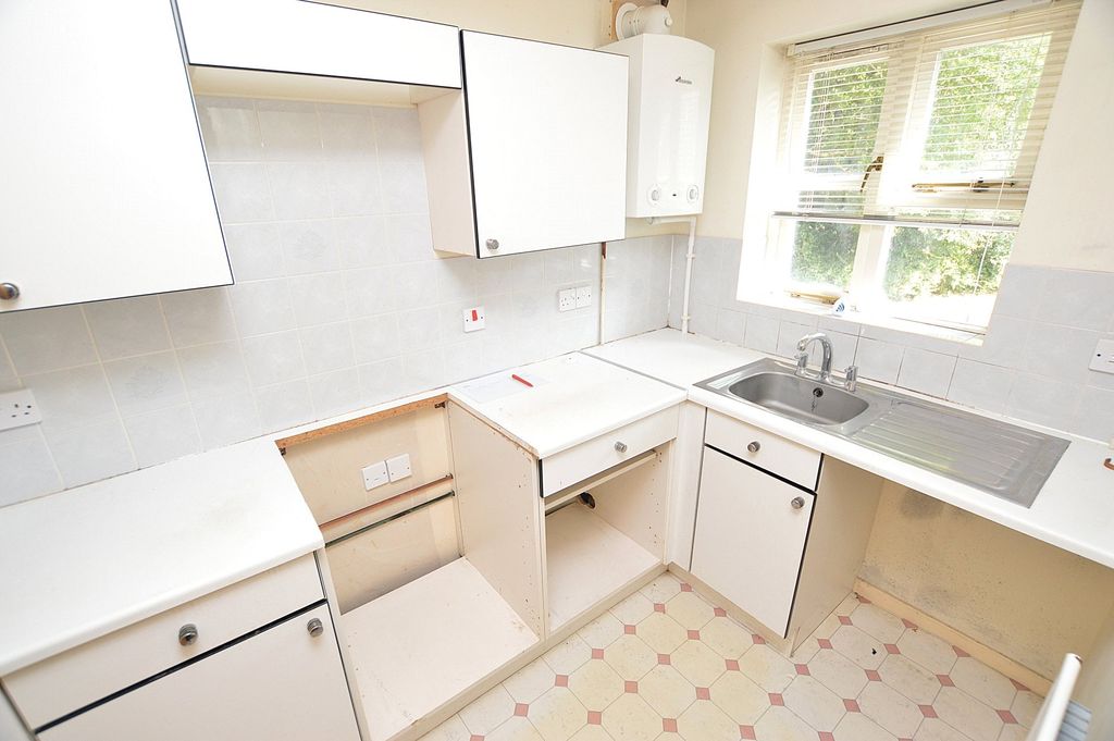 Property photo 2 of 6 Kitchen