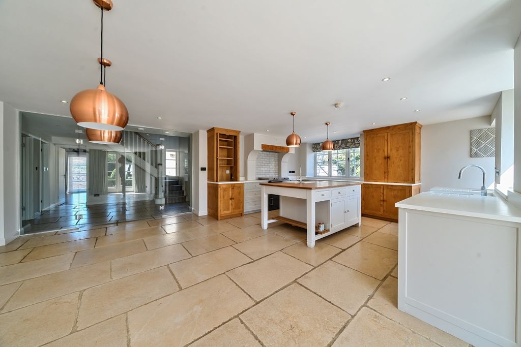 Property photo 2 of 37 1319579-9-686Fed6...