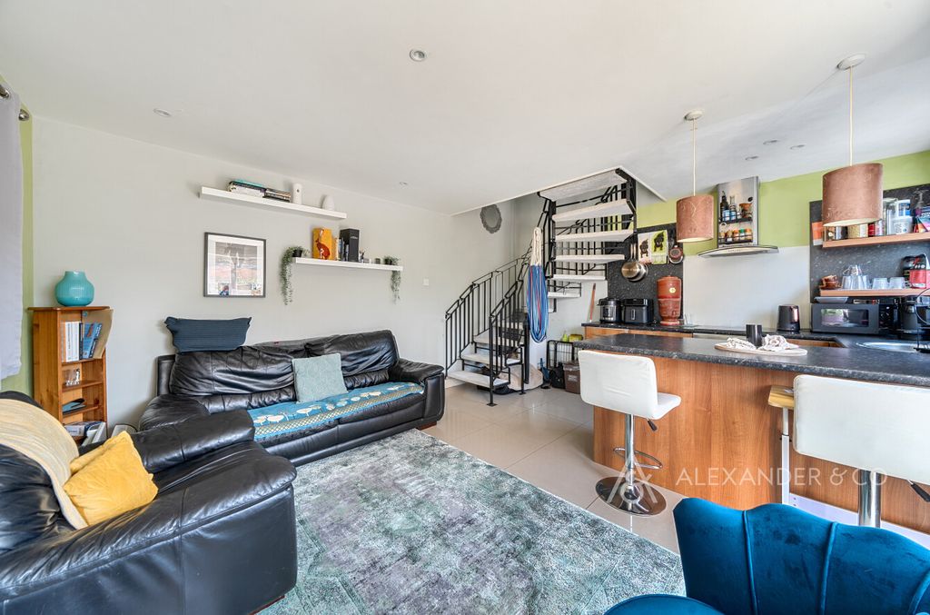 Property photo 3 of 14 B1Ea2463-3453-47F...