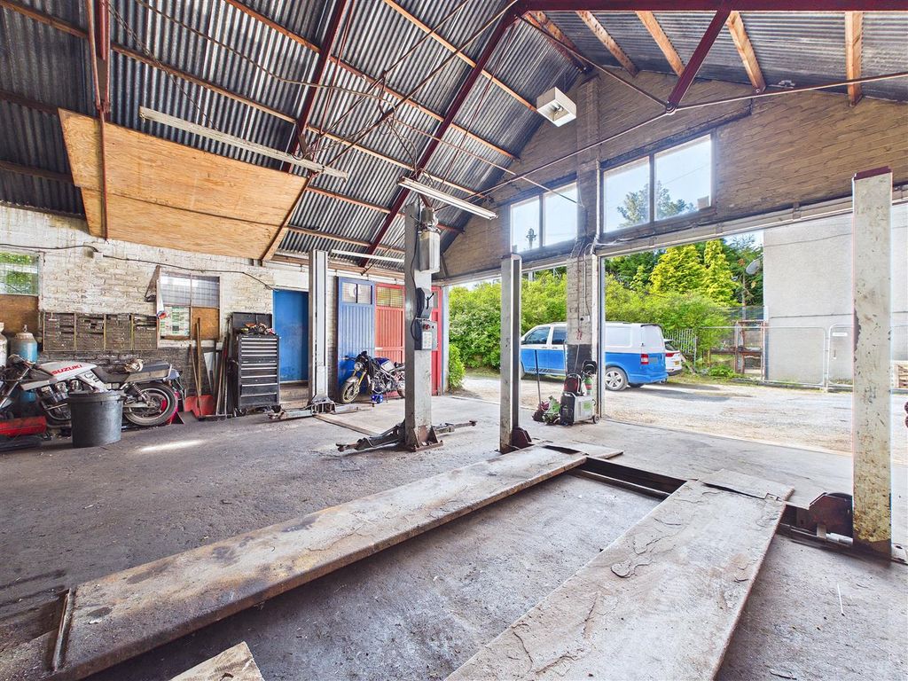 Property photo 3 of 15 Garage
