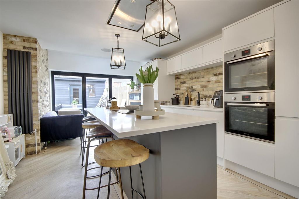 Property photo 1 of 25 2C5E341C-F41D-4Ea0-807A-Be10Abcfe976_1_201_A.Jpeg