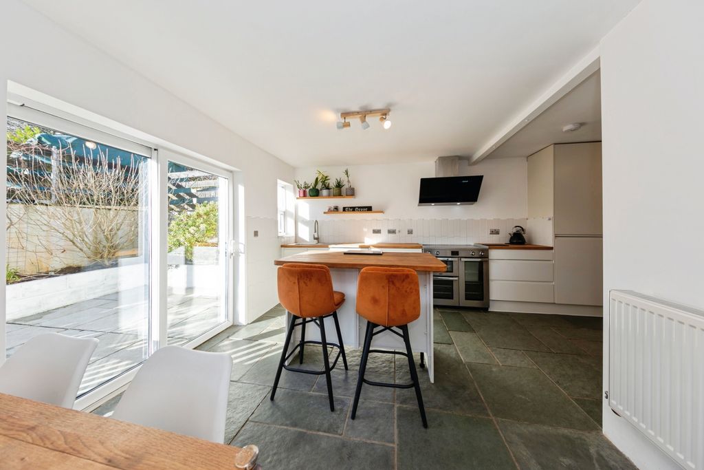 Property photo 3 of 17 Kitchen