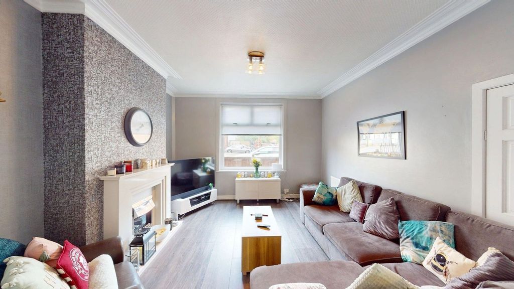 Property photo 3 of 13 Lounge