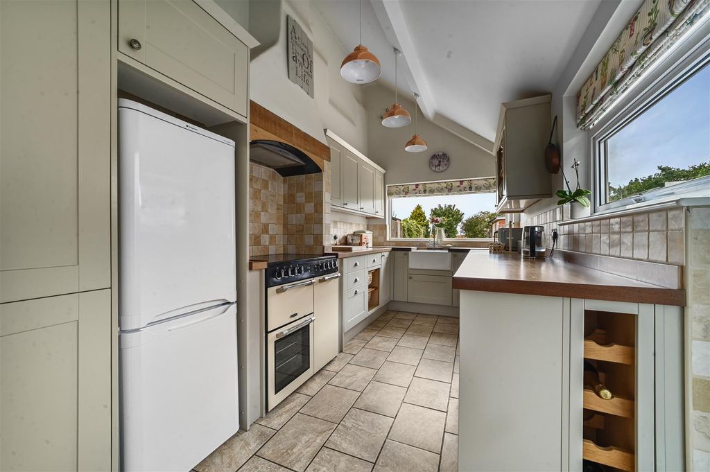 Property photo 2 of 14 Kitchen