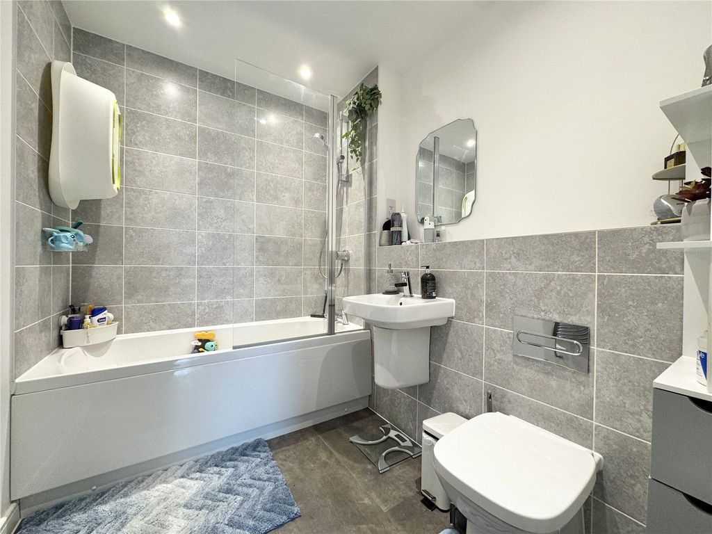 Additional image 7 of 2 bed flat for saleMoorfield Place, Farnborough, Hampshire GU14
