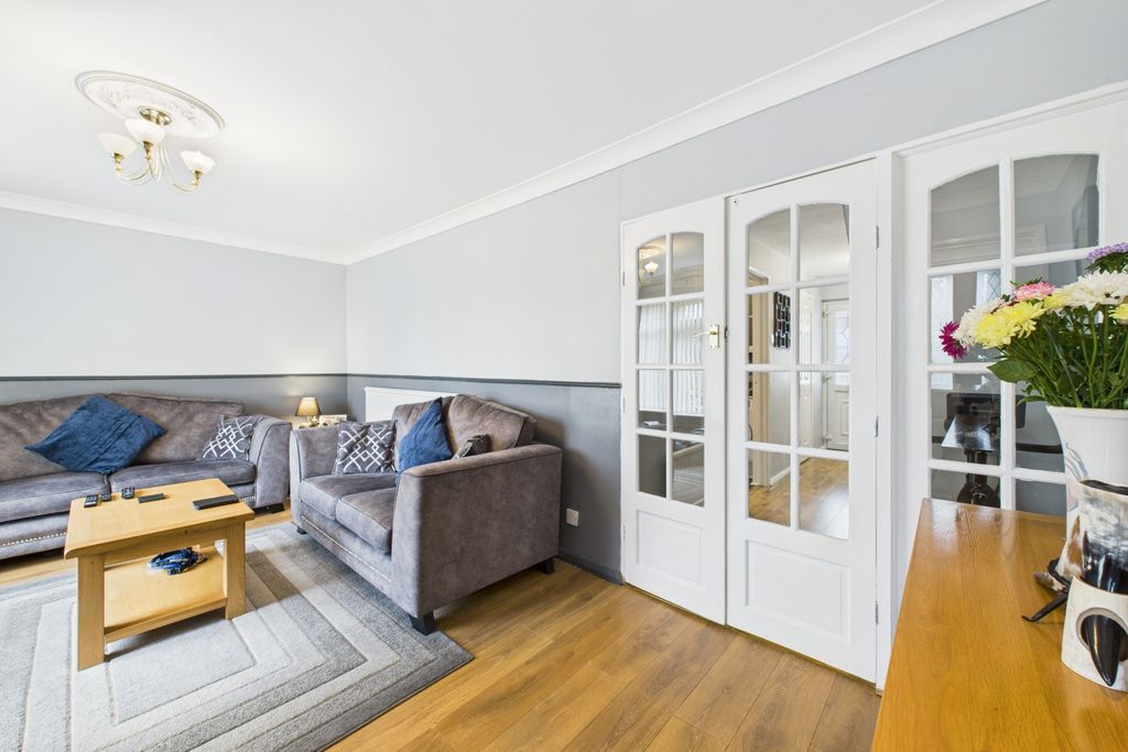 Property photo 3 of 19 Lounge