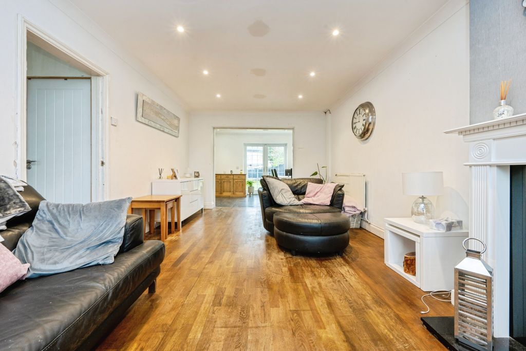 Property photo 3 of 20 Lounge