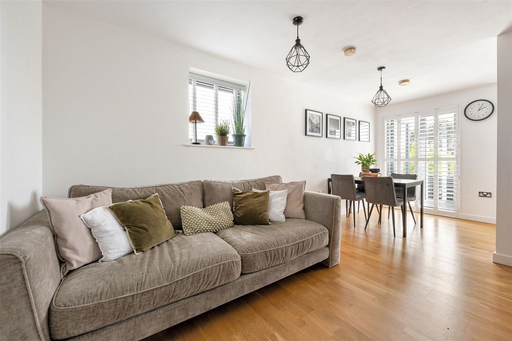 Property photo 2 of 20 Kings Head Hill, E4
