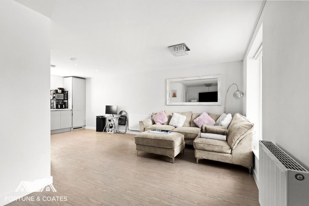 Property photo 3 of 13 Barnfieldway_5.Jpg