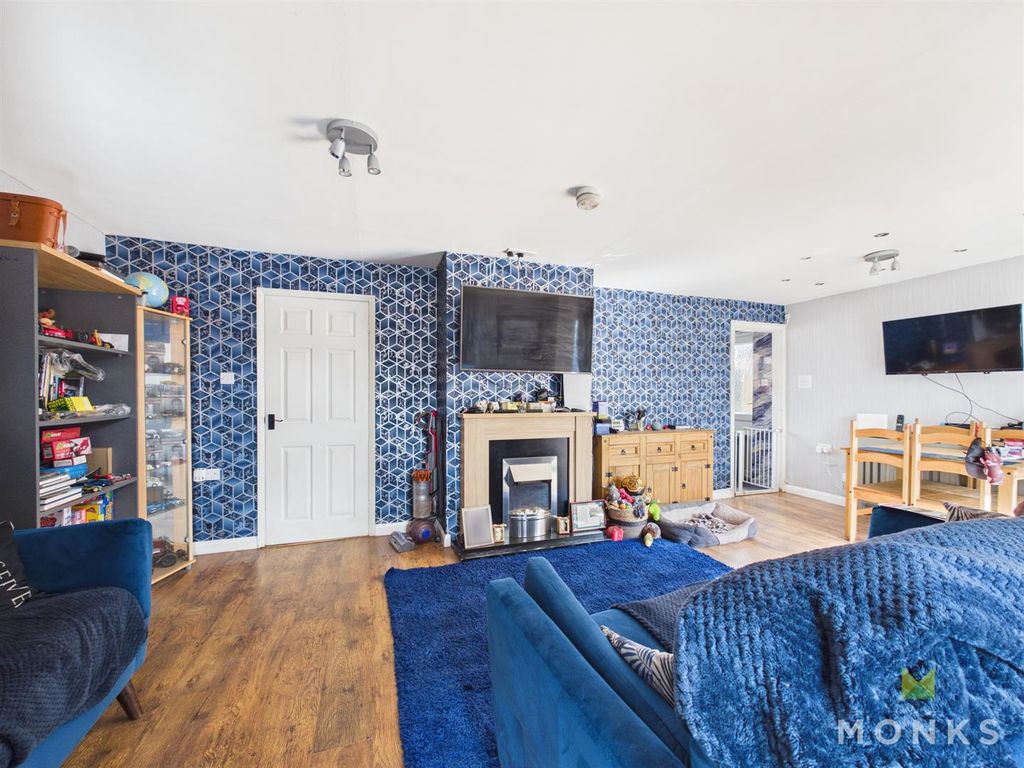 Property photo 3 of 12 Cam01420G0-Pr0882-Still001.Jpg
