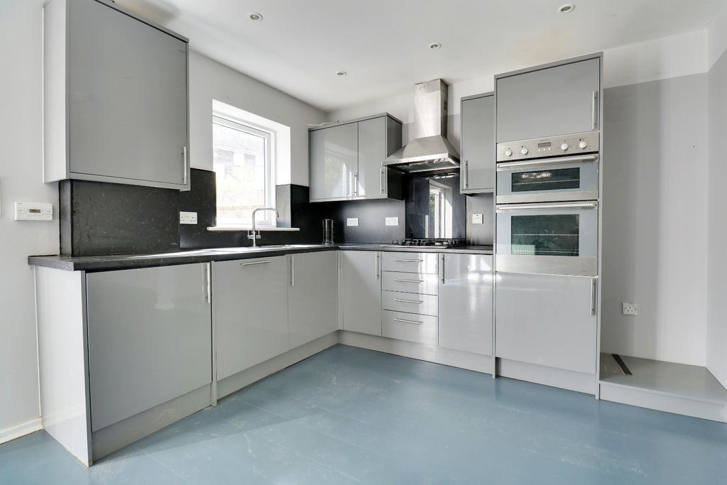 Property photo 2 of 25 5197142