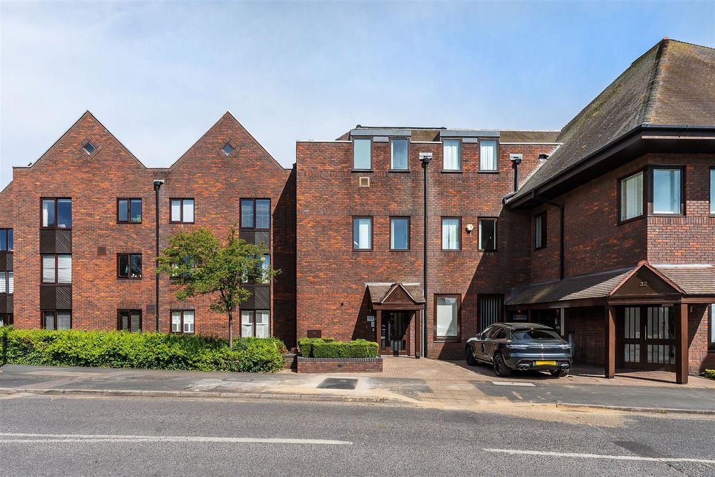 Property photo 1 of 12 9-Cobham-Gate-10.Jpg