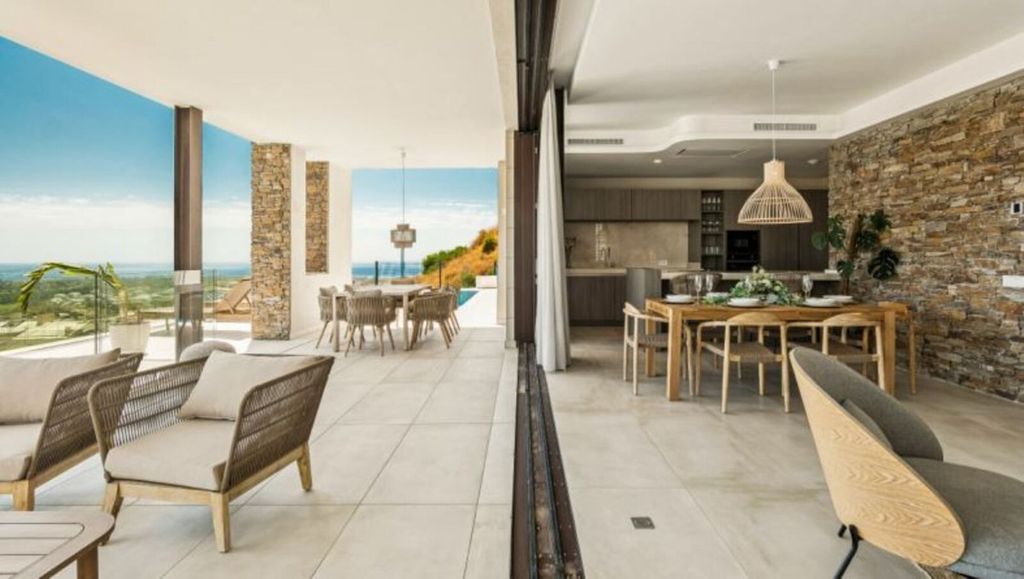 Property photo 2 of 26