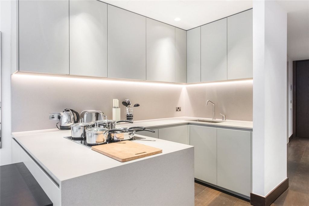 Property photo 3 of 10 Kitchen