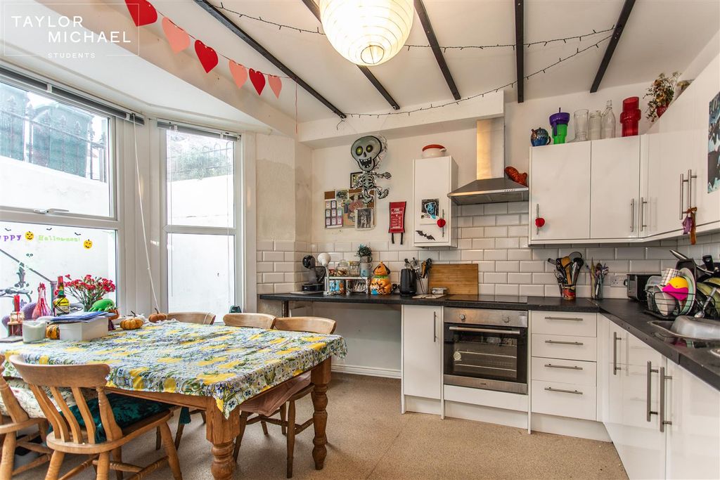 Property photo 1 of 14 Kitchen