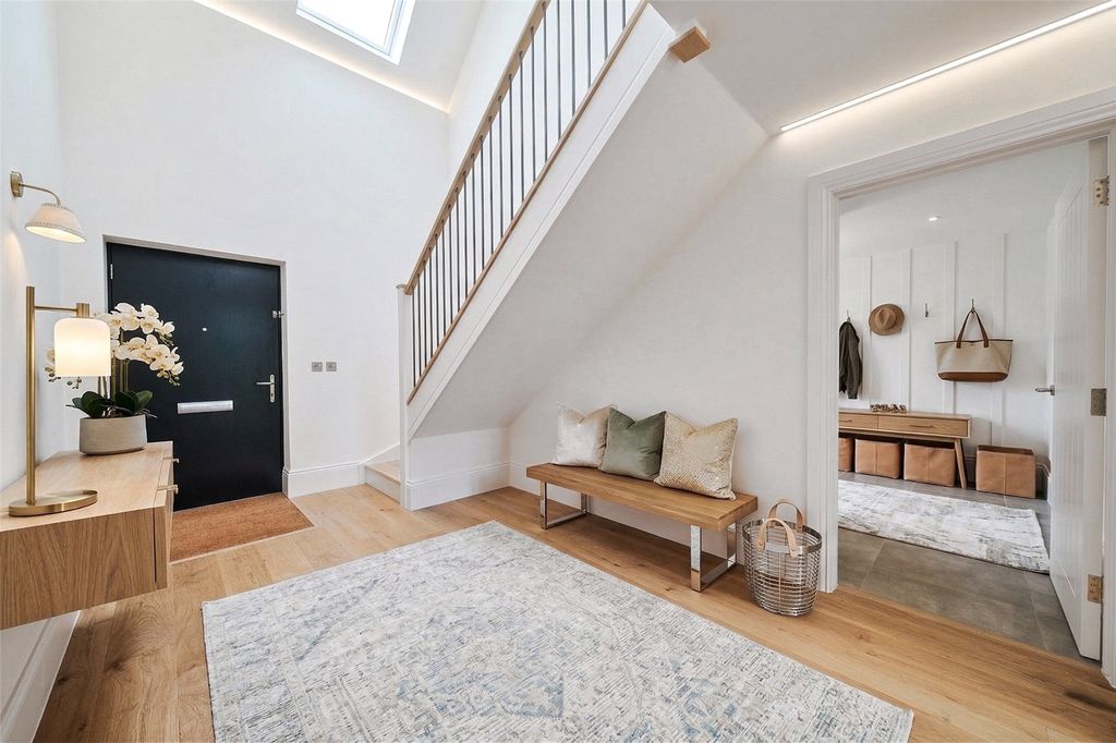 Property photo 2 of 17 Entrance Hall