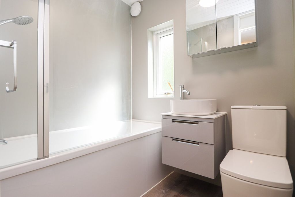 Property photo 3 of 16 Bathroom